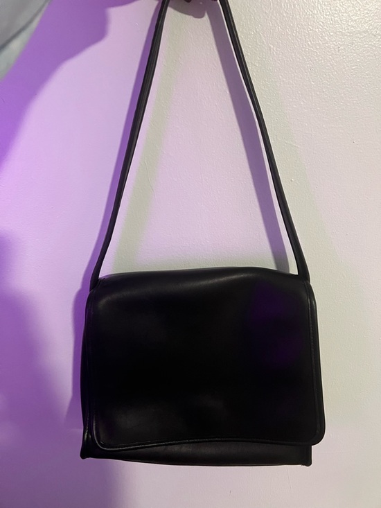 Coach Handbags - Vintage Coach Black Leather Messenger Shoulder Bag